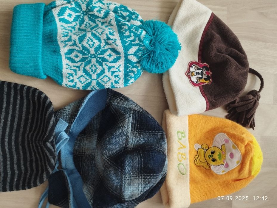 лот от бебешки и детски шапки, чорапки, ръкавици