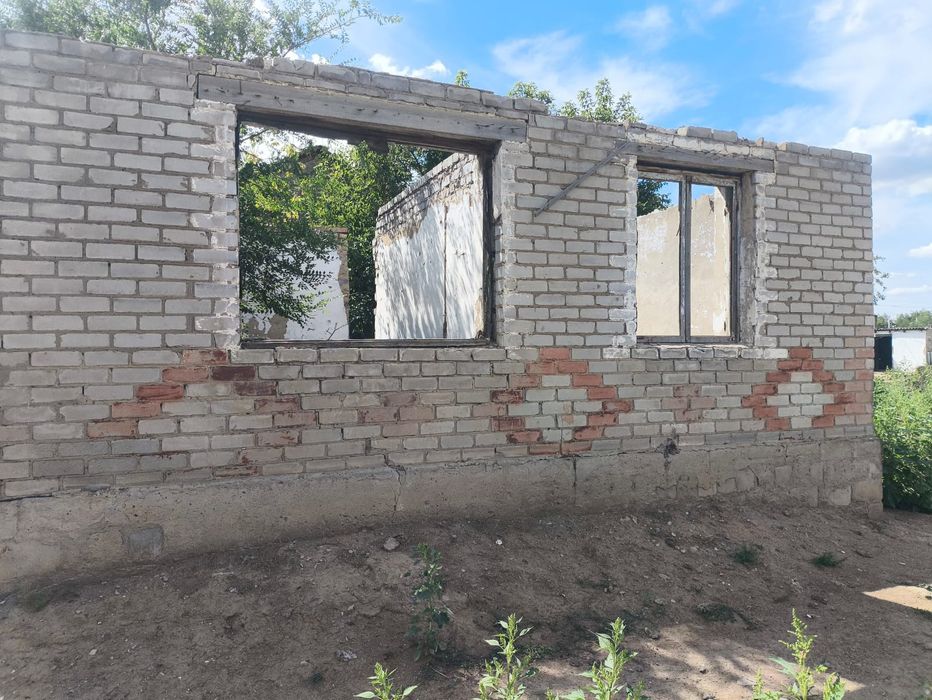 Продам участок в пригороде с недостроенным домом