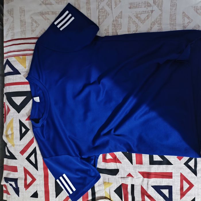 Продаю синий футболку