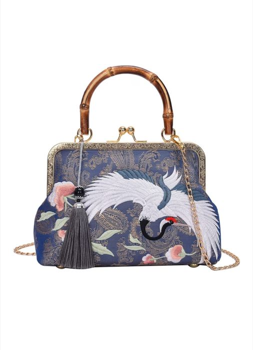 Дамска чанта с бродерия и дръжка от бамбук