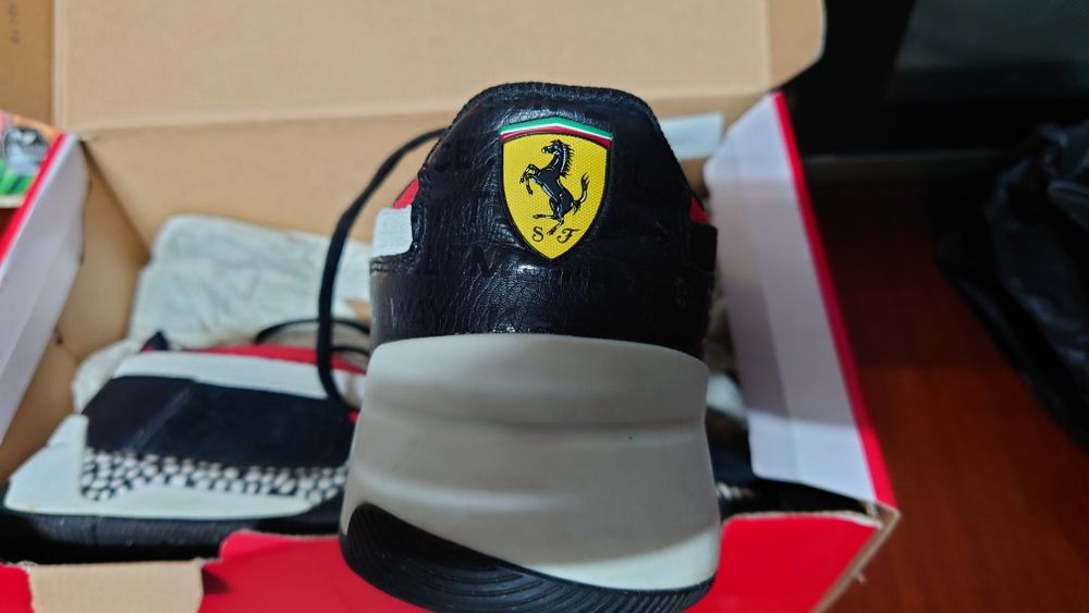 Маратонки Puma Ferrari.