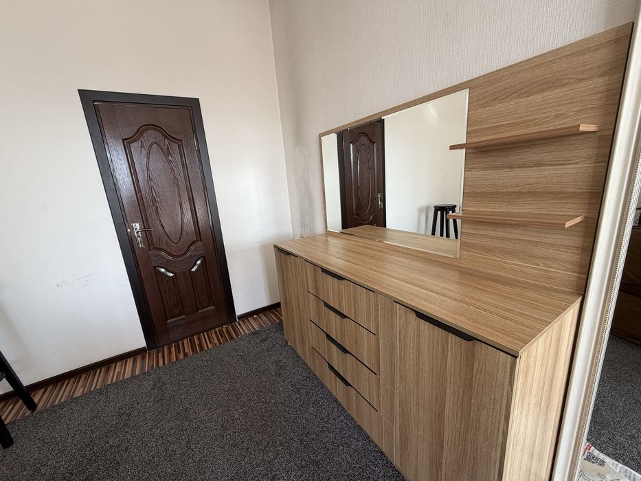 Продается трюмо с зеркалом