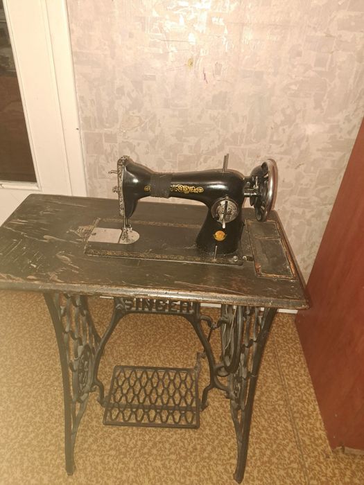 Швейноя ножная машинка