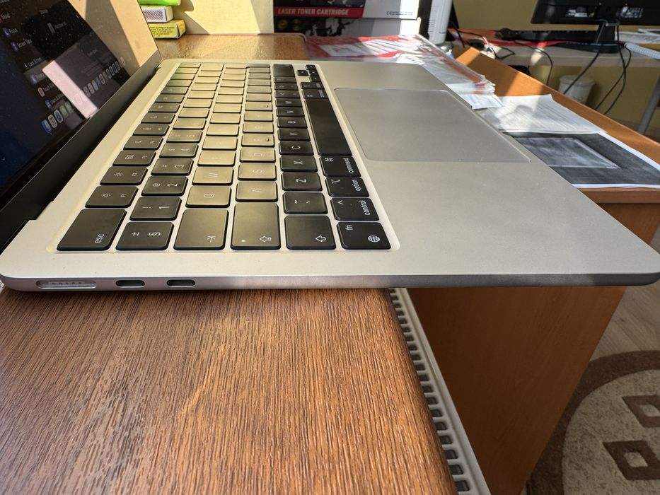 2024 Macbook Air M2 8GB/256SSD silver factura istyle