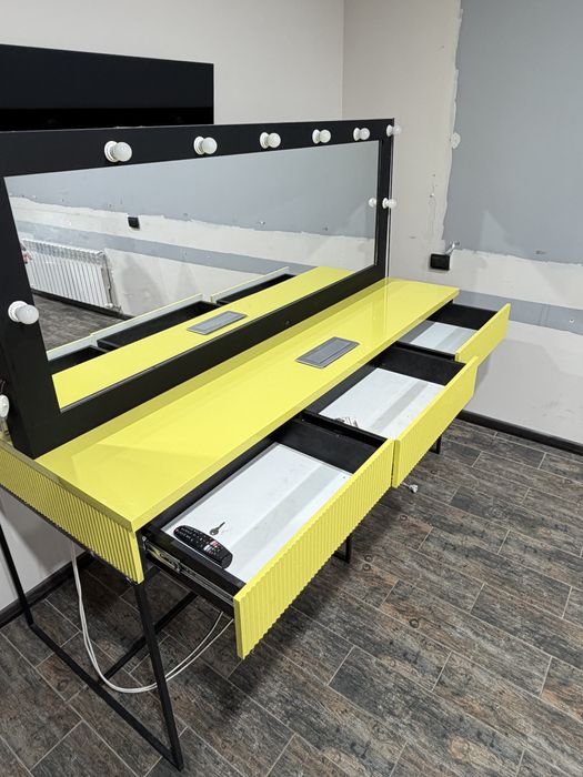 Стол для макияжа