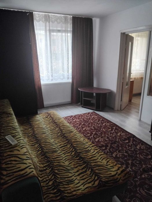 Închiriez apartament cu 2 camere