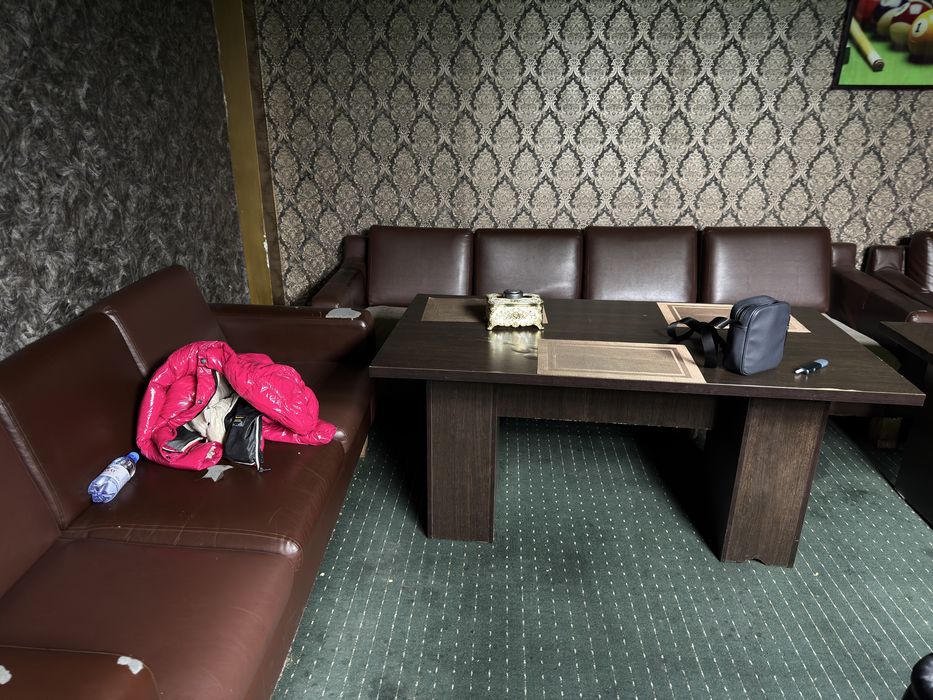 Диваны и стол кожанные