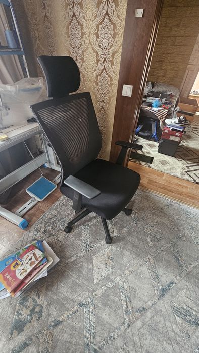 Офисное черное кресло