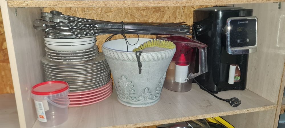 В продаже много посуды