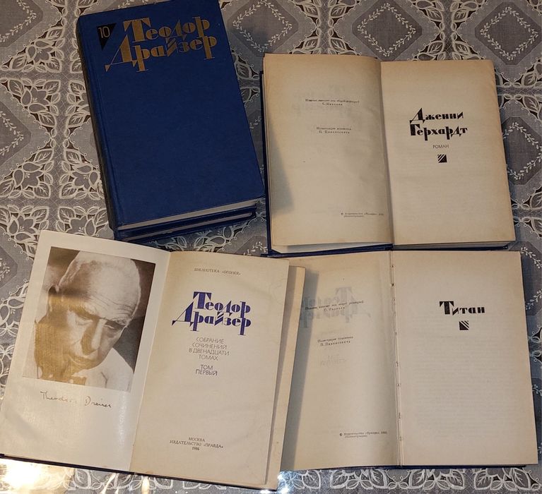 Книги разные. Есенин. Толстой. Пушкин