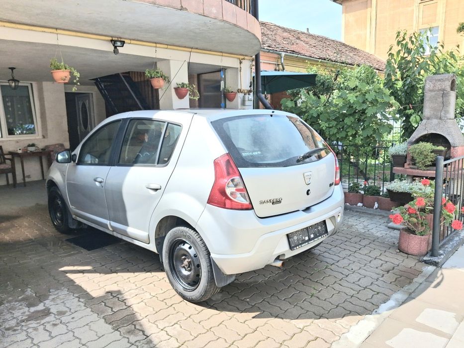 Vând.     sandero