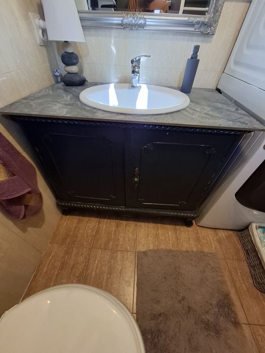 Comoda baie cu blat de gresie si lavoar