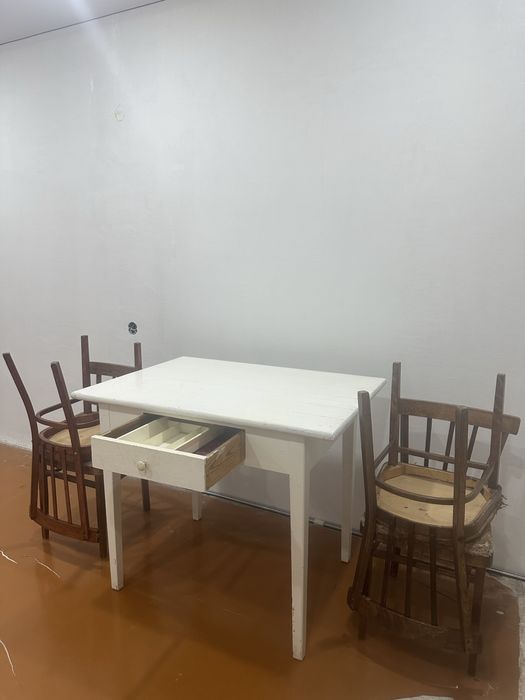 Стол без стульев