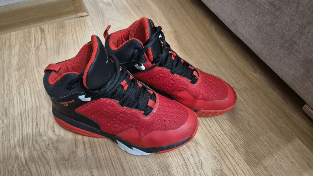 Баскетболни маратонки 37ми номер. Много са запазени, почти нови!