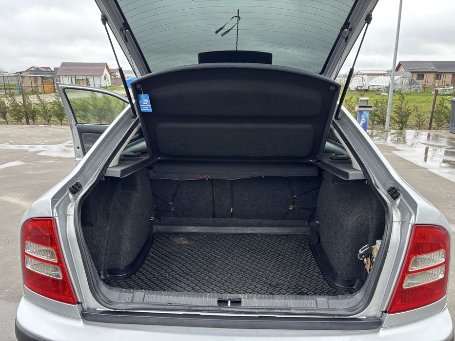 Vand Skoda Octavia Tour 1 ….1.6 benzina 2008,AC