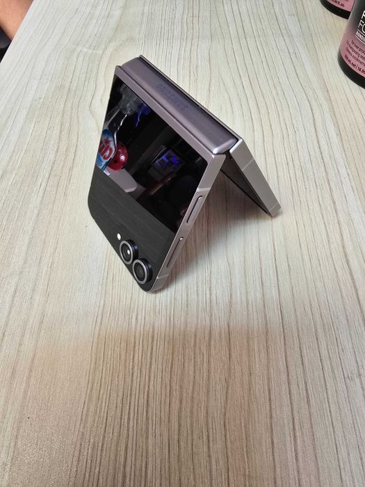 Смартфон Samsung Galaxy Z Flip6