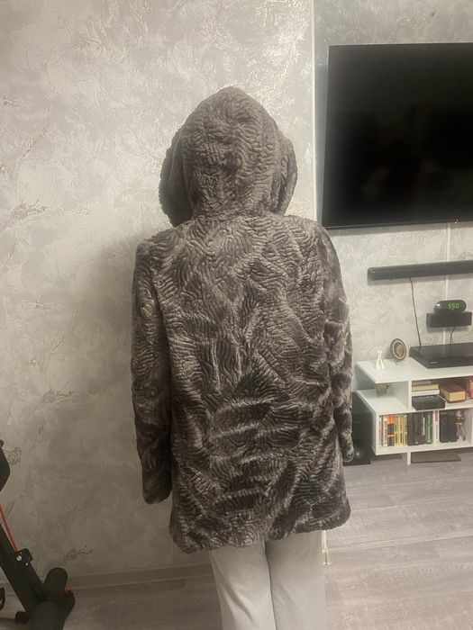 Продам две шубки( каракуль, норка)