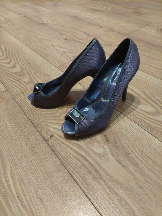 Vând pantofi Bata piele 38 cu platforma ascunsa