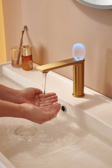 Луксозен смесител за мивка със светеща кристална глава W153