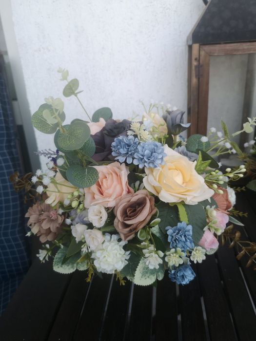 Аранжировки за маса от изкуствени цветя