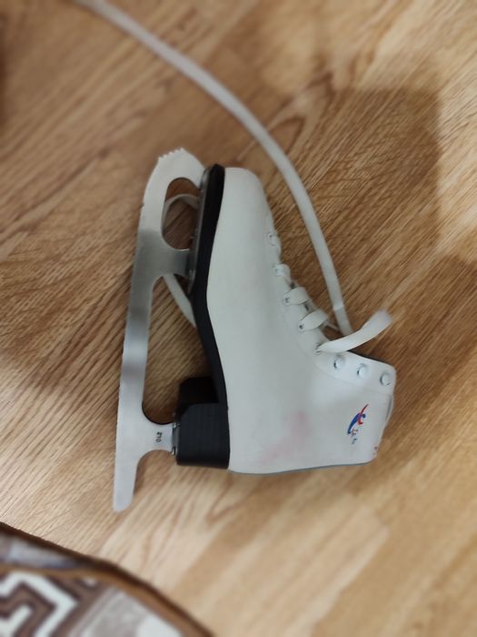 Берцы 40размер ботинки 43.44размер, коньки 33размер