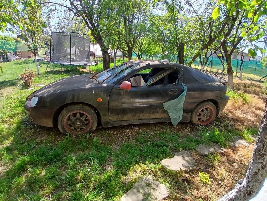 Mazda MX3, 1600 cmc, din ianuarie 1992, pentru piese sau recondiționare.Stă în curte de câțiva ani, are geamul spart