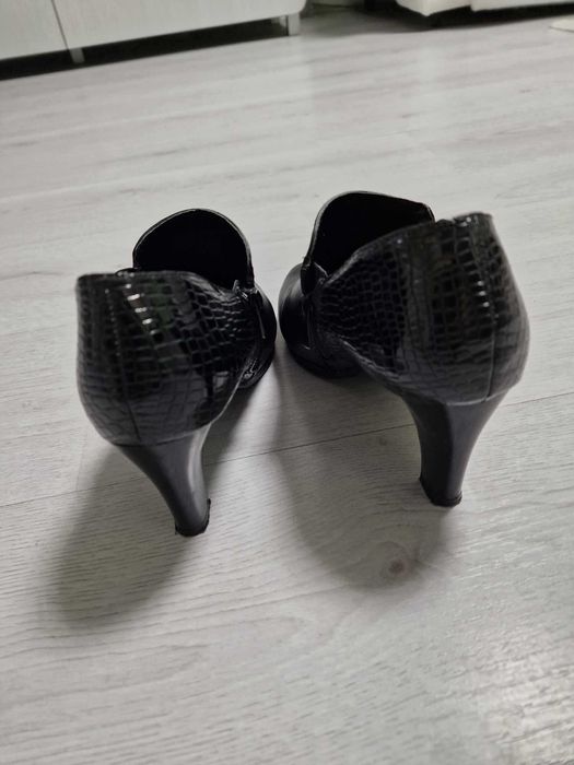 Дамски елегантни боти със среден ток