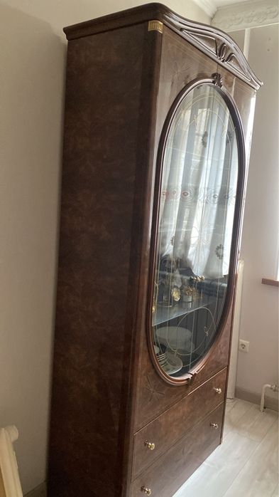 Шкаф-витрина для посуды, отличное состояние