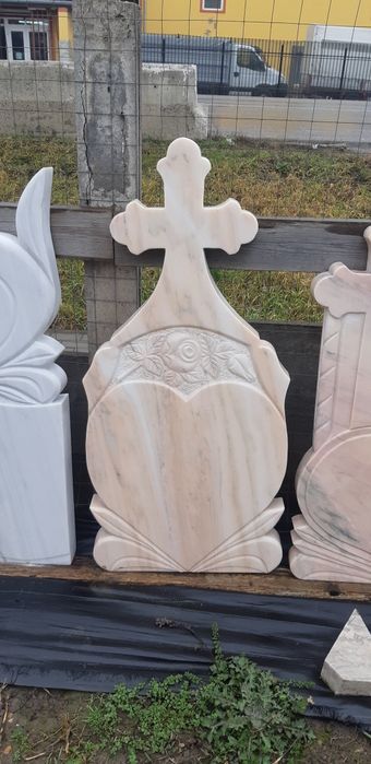 Monumente funerare,cruci de marmură