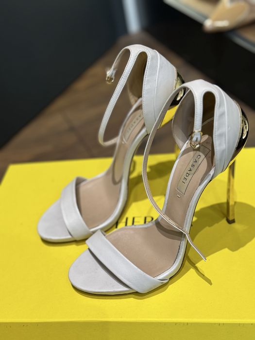 Обувки Chanel ; Gucci ; Alaia ; Casadei ; Dsquared