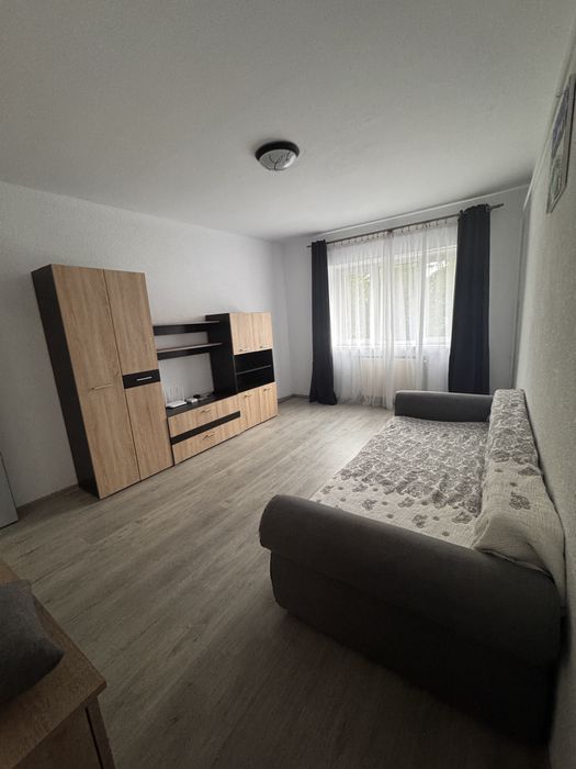 Apartament cu 3 camere de închiriat