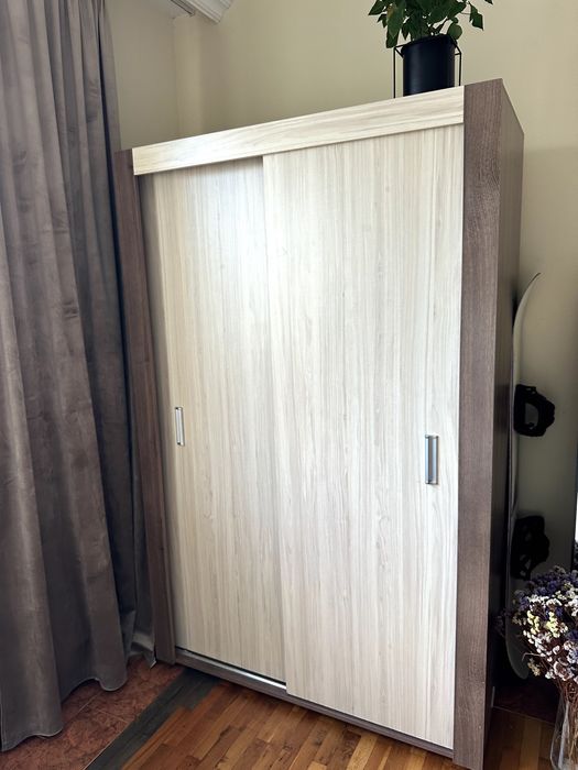 Гардероб с плъзгащи се врати