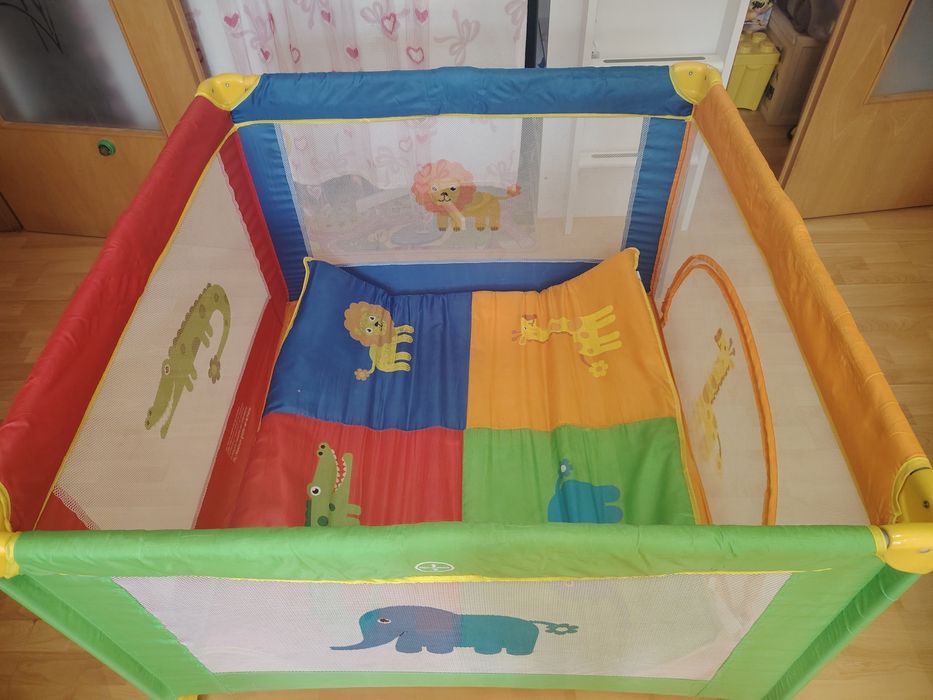 Vând un țarc de joacă