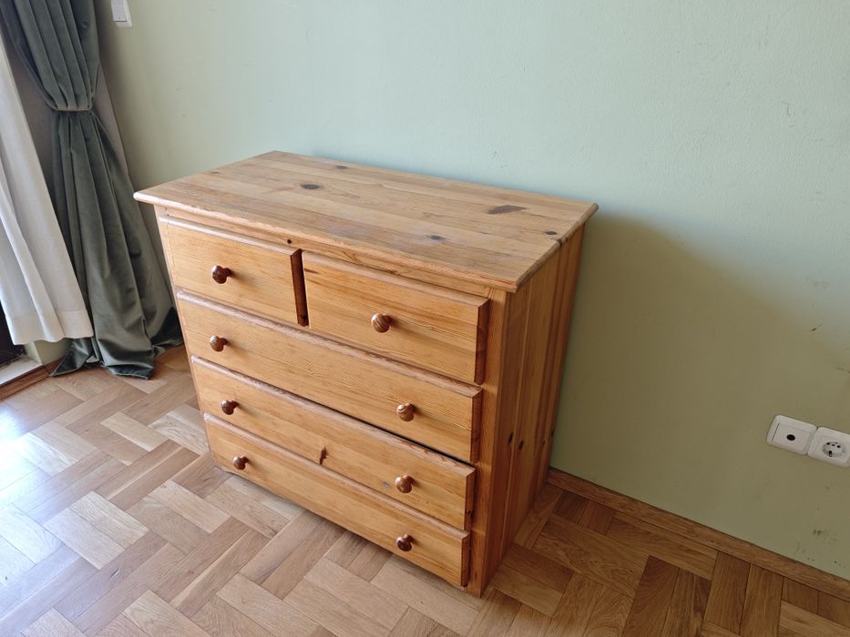 Дървен шкаф от масив