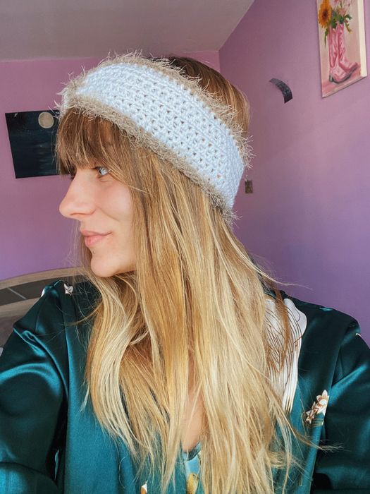 Bentita alba cu puf maro