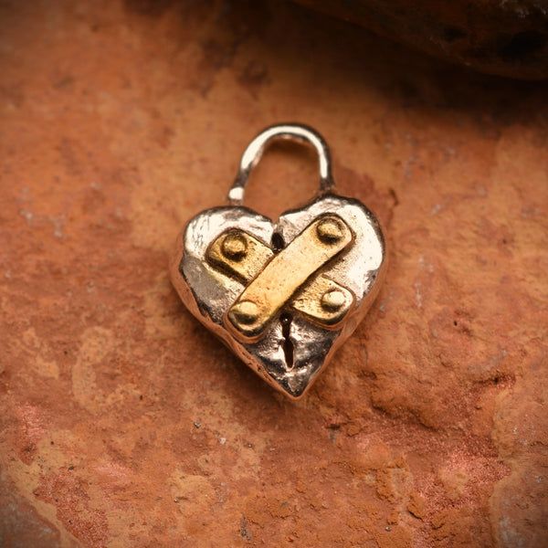 Сребърен медальон 925 „Реставрирано сърце“ – талисман за надежда