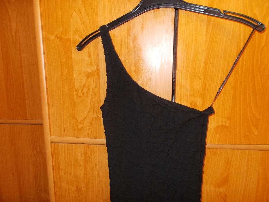 rochie neagra Bershka cu un umar gol