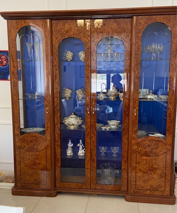 Сервант - витрина для посуды Италия