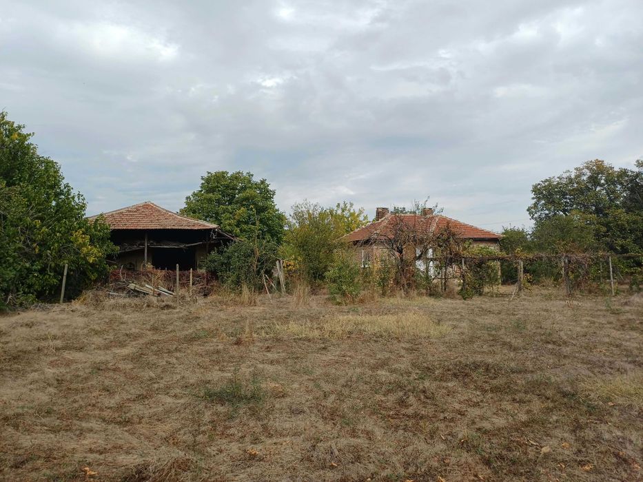 Къща с двор в село Зимница