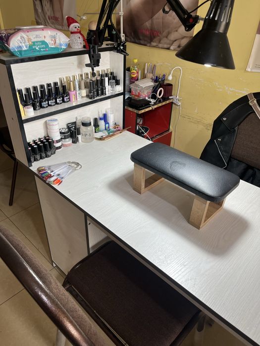 Маникюрный стол со стульями двумя