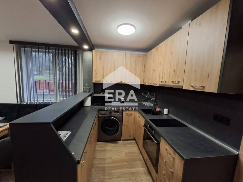 Дава се под наем Двустаен апартамент в Плевен, 9-ти квартал - 65 кв.м за 458.49 € - Снимка #1