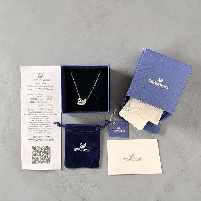 Colier Swarovski Swan cu cristale, argintiu, cu cutie și acte