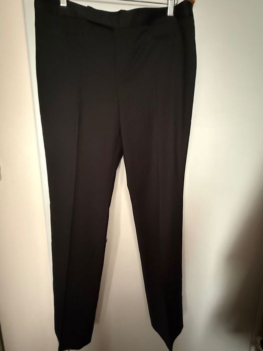 Продавам дамски костюм от три части