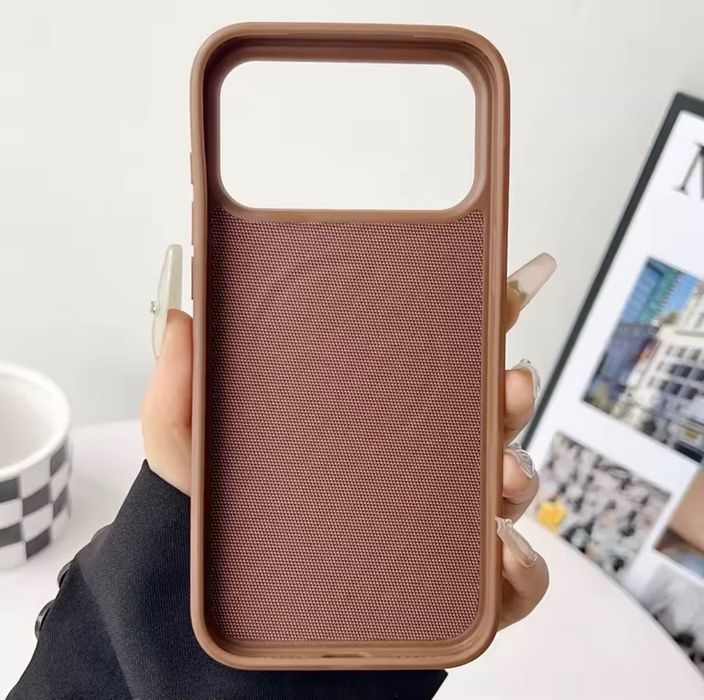 2 бр. кейса за iPhone 17 Pro с MagSafe – син и черен, чисто нови – 6€ / бр.