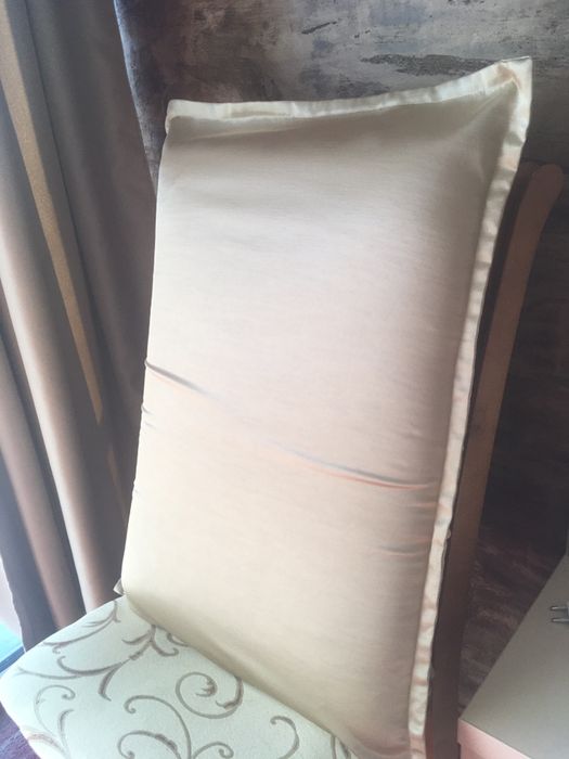 Сатенена калъфка екрю за запазване формата на прическата и косата