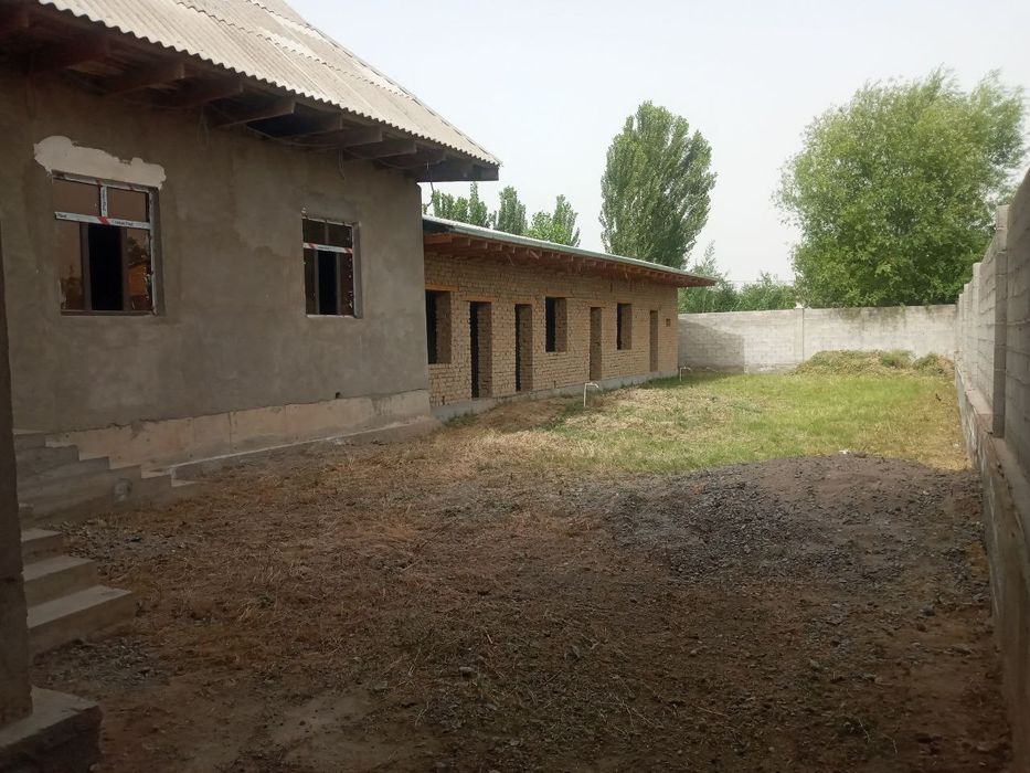 Гулистон шахар Маххала мустидан тушганда 6 хона Уй янги хечким яшамага