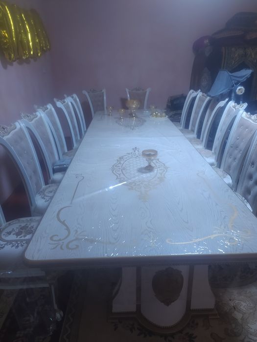 Замонавий стол стул сотилади 18 кишилик лекин бизда 14стули бор