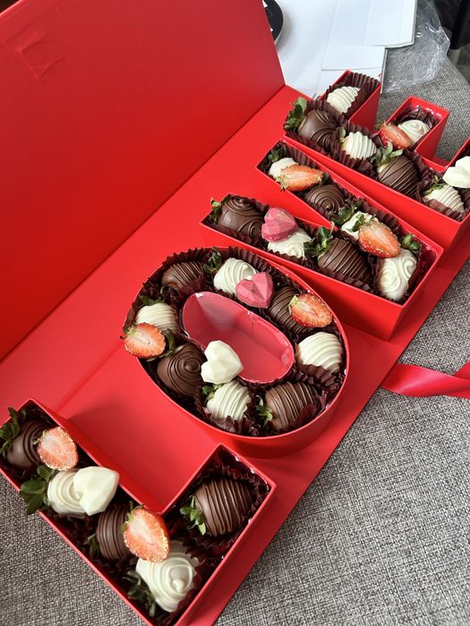 Клубника в шоколаде с цветами