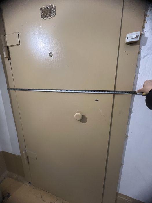 Металлическая дверь б/у