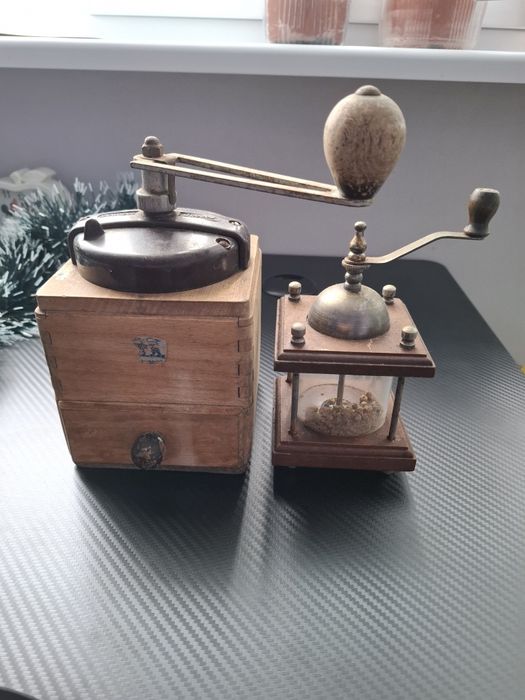 Стари ретро дървени мелнички за черен пипер или кафе